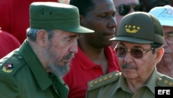 Fidel Castro junto a su hermano, el entonces Ministro de las Fuerzas Armadas Raúl Castro, en enero de 2004. (Archivo)