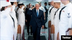 El vicepresidente Mike Pence visita el buque hospital Comfort en el Puerto de Miami antes de su partida a Latinoamérica. 