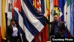 Kirenia Flores García e Iván Torres Reyes, de la plataforma Juventud Activa Cuba Unida (JACU), en el Foro de Juventudes en Chile, abril 2019.