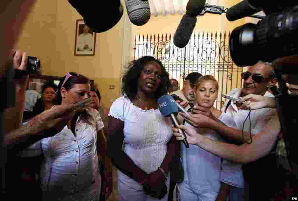 Berta Soler, portavoz del movimiento &nbsp;al dirigirse a la prensa que esperaba desde horas tempranas de la ma&ntilde;ana los resultados de la reuni&oacute;n, declar&oacute; que durante la conversaci&oacute;n, que calific&oacute; de amplia, se vivieron m