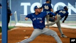 El lanzador de los Toronto Blue Jays, Yariel Rodríguez, lanza durante un entrenamiento de primavera el 18 de febrero de 2024, en Dunedin, Florida. El camagüeyano pasó tres temporadas en la Liga profesional de Japón. (AP Photo/Charlie Neibergall).