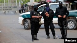 Policías antimotines encapuchados custodian la cárcel "La Modelo en Tipitapa, Nicaragua. Foto REUTERS/Oswaldo Rivas