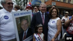 Residentes de New Jersey con el senador Bob Menendez, en el desfile cubano de NJ. 