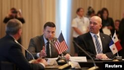 El secretario interino de Seguridad Nacional Kevin McAleenan y el ministro de Seguridad de Panamá Rolando Mirones en la reunión con ministros centroamericanos.