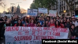 Estudiantes argentinos enarbolan cartel que pide libertad para presos del 11 de julio en Cuba