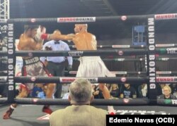 El invicto cubano Manuel Correa le llega con un jab al brasileño Williams.