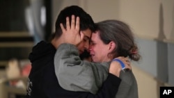 Sharon Hertzman, a la derecha, abrazando a un familiar en el Centro Médico Sheba, el sábado 25 de noviembre de 2023, en Ramat Gan, Israel. (Haim Zach/GPO/Handout via AP)