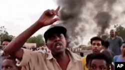 Escena tomada de un video durante una protesta este lunes en Jartum, Sudán. (New Sudan NNS via AP)