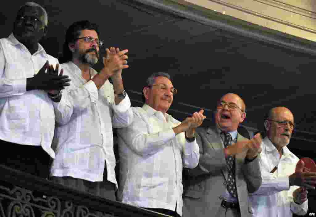 Junto a Castro el vicepresidente de la isla, Esteban Lazo (i); el ex ministro de Cultura, Abel Prieto (2 i) y el escritor y presidente de la UNEAC Miguel Barnet (d), y el poeta Roberto Fern&aacute;ndez Retamar (d)