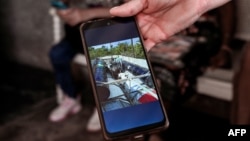 Idalmis Tirado muestra una foto de la balsa en la que naufragó su hijo, Dariel Alejandro Chacón, junto a otros 30 cubanos que zarparon de Cárdenas, Matanzas, y nunca más se supo de ellos. 