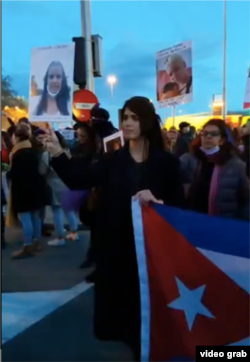 La activista Carolina Barrero marchó el 8 de marzo en Madrid con un poster de Yudinela Castro.