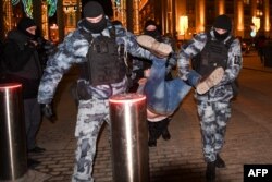 Represión en Moscú durante manifestación de protesta contra invasión rusa a Ucrania