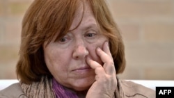 La escritora y periodista bielorrusa, Svetlana Alexievich, en 2016, en la feria del libro de Bogotá. (GUILLERMO LEGARIA / AFP)