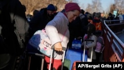 Refugiados de Ucrania en Polonia. (AP Photo/Sergei Grits).