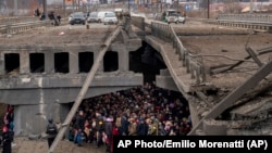 Ucranianos se refugian bajo un puente en Kyiv, el 5 de marzo. 