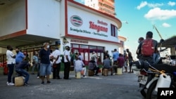 Crisis de combustible en Cuba obliga a los cubanos a colas de varios días de duración. (Foto Archivo/Yamil Lage/AFP).