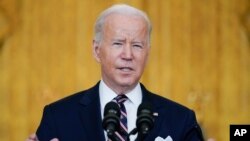 El presidente de Estados Unidos, Joe Biden, habla sobre la crisis de Ucrania el martes 22 de febrero de 2022, en la Casa Blanca, en Washington. (AP Foto/Alex Brandon)