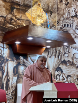 El padre en el Santuario Nacional de la Virgen de la Caridad.