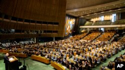 El representante permanente de Rusia para Naciones Unidas, Vassily Nebenzia, habla durante una reunión de emergencia de la Asamblea General, este lunes, 28 de febrero de 2022, en la sede de la ONU. (AP Foto/John Minchillo)