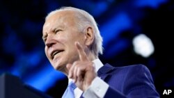 El presidente estadounidense Joe Biden habla en un evento el lunes, 14 de marzo, en Washington. (AP Foto/Patrick Semansky)