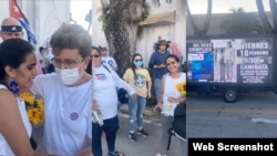 Protesta frente a las oficinas de American Airlines 