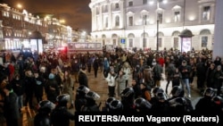 Desde el inicio de la invasión numerosos ciudadanos rusos han protestado en rechazo a la invasión a Ucrania. Esta foto retrata una manifestación contra la invasión realizada en una plaza en San Petersburgo, Rusia