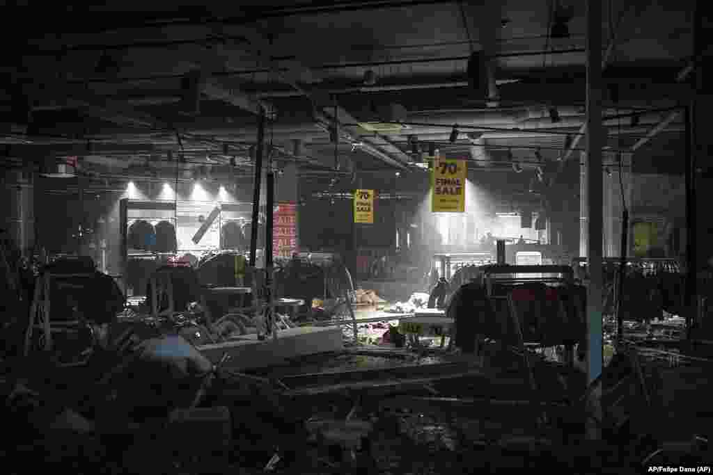 Una tienda de ropa en un centro comercial dañado después de los bombardeos rusos, en Kyiv, Ucrania. Foto: AP/Felipe Dana.