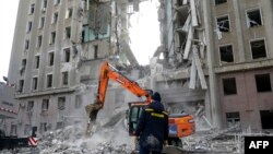 Excavación en los escombros del edificio de la Administración Estatal Regional en Mykolaiv, Ucrania