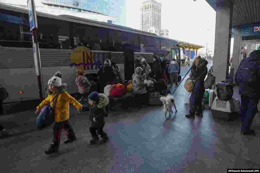 Refugiados ucranianos acompañados con menores de edad esperan poder abordar el tren en la estación Central en Varsovia, Polonia. Foto: AP/Czarek Sokolowski.