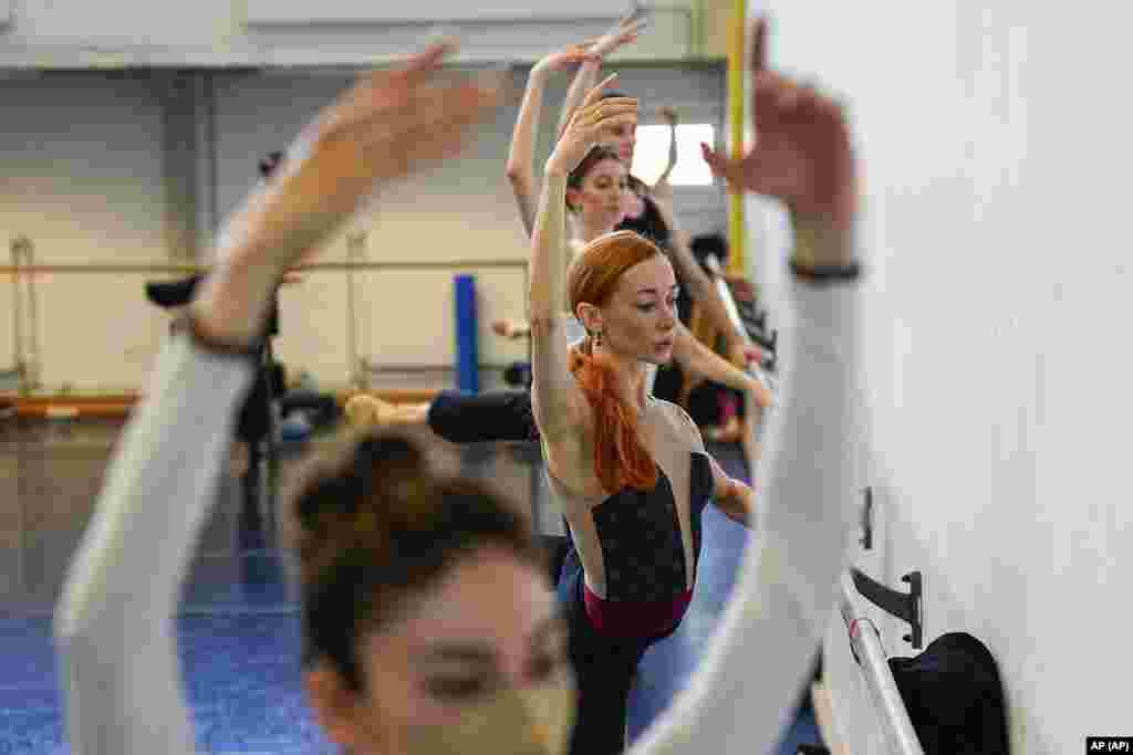 Iana Salenko, bailarina principal del Ballet Estatal en Berlín, en el centro, durante un entrenamiento el miércoles 23 de marzo de 2022. Unos 200 bailarines de Ucrania y Rusia solicitaron ayuda recientemente al famoso ballet tras haber huido o considerar huir a Alemania. Varios de ellos ya encontraron un hogar temporal en la compañía. (Foto AP)