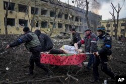 Una mujer embarazada herida en el hospital de maternidad destruido por los bombardeos en Mariúpol. (AP/Evgeniy Maloletka)