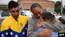 Migrantes venezolanos improvisan un campamento cerca de la terminal de ómnibus en Bogotá.