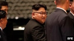 El líder norcoreano, Kim Jong-un (c), sale del hotel Marina Bay Sands durante su visita al centro de Singapur. (Archivo)