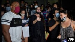 Tania Bruguera, al centro, entre los manifestantes ante el Ministerio de Cultura, el 27 de noviembre de 2020.