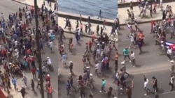 Protesta en el Malecón, La Habana, al grito de "Libertad" el 11 de julio de 2021.