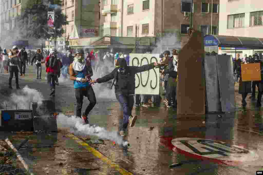 Miembros de la Guardia Nacional Bolivariana forman durante enfrentamientos con manifestantes