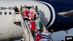 Médicos cubanos regresan a la isla desde Lombardía, Italia, el 8 de junio pasado. (Ismael Francisco/Pool via AP)