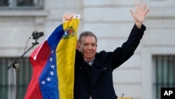 El líder opositor venezolano Edmundo González saluda a sus seguidores en la Puerta del Sol, en el centro de Madrid, España, el sábado 28 de septiembre de 2024. (AP Foto/Bernat Armangue)