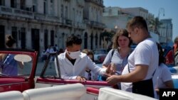 Un taxista privado en La Habana se protege del coronavirus.