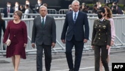 Díaz-Canel y López Obrador, con sus respectivas esposas, en la Plaza del Zócalo, durante la ceremonia del Día de la Independencia de México.