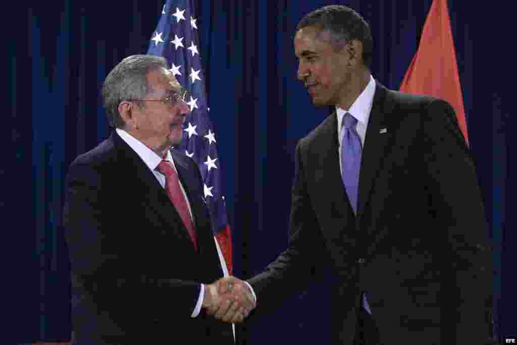 Barack Obama se reúne con su homólogo cubano, Raúl Castro, en la sede de las Naciones Unidas en Nueva York. EFE