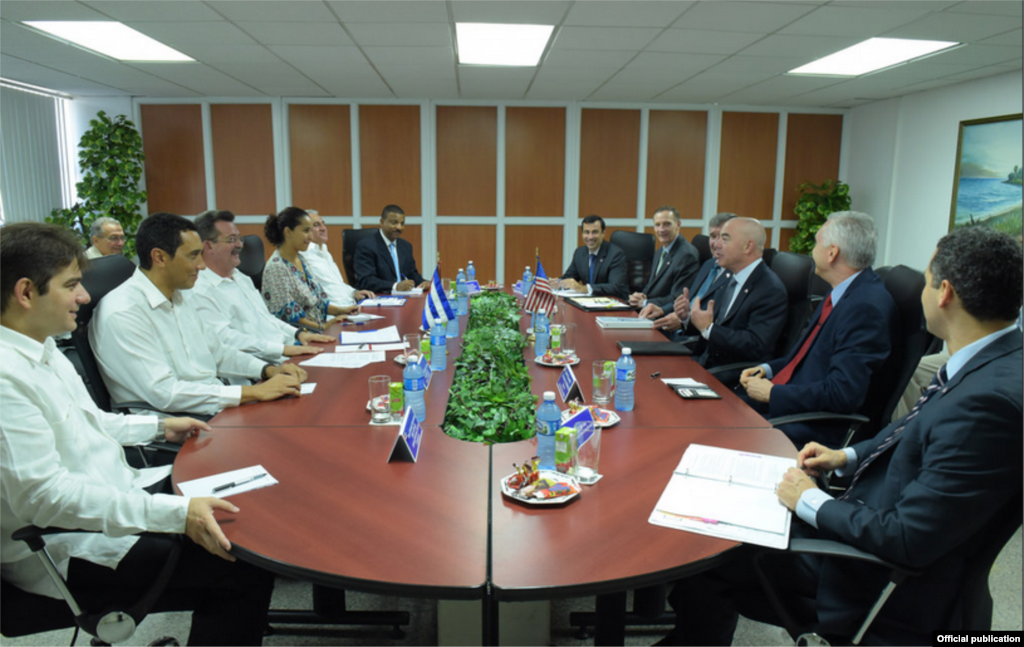 Mayorkas en una reunión de trabajo. 