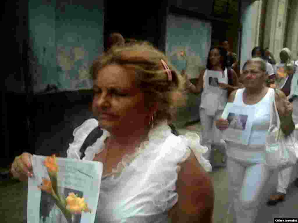 Damas de Blanco marcharon el domingo 17 de abril ayer por calles de Centro Habana y fueron reprimidas cuando comenzaron a distribuir boletines y abogar por derechos y la libertad de los presos políticos. Foto Steve M Pardo