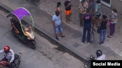 Policías ante una cola en Centro Habana