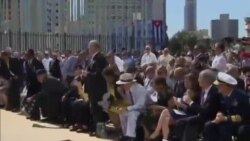 Marines izan la bandera estadounidese en su embajada de La Habana.