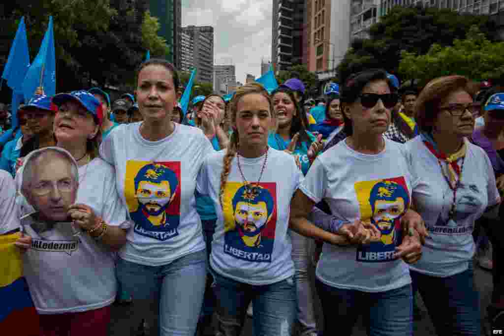 De izq a der: Mitzi Capriles, esposa del alcalde mayor de Caracas Antonio Ledezma; la dirigente opositora María Corina Machado; Lilian Tintori, esposa del líber opositor Leopoldo López; la madre de López, María Antonieta de López.