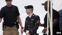 El soldado estadounidense Bradley Manning (C) sale del juicio en Fort Meade, Maryland, EE.UU, hoy 30 de julio de 2013