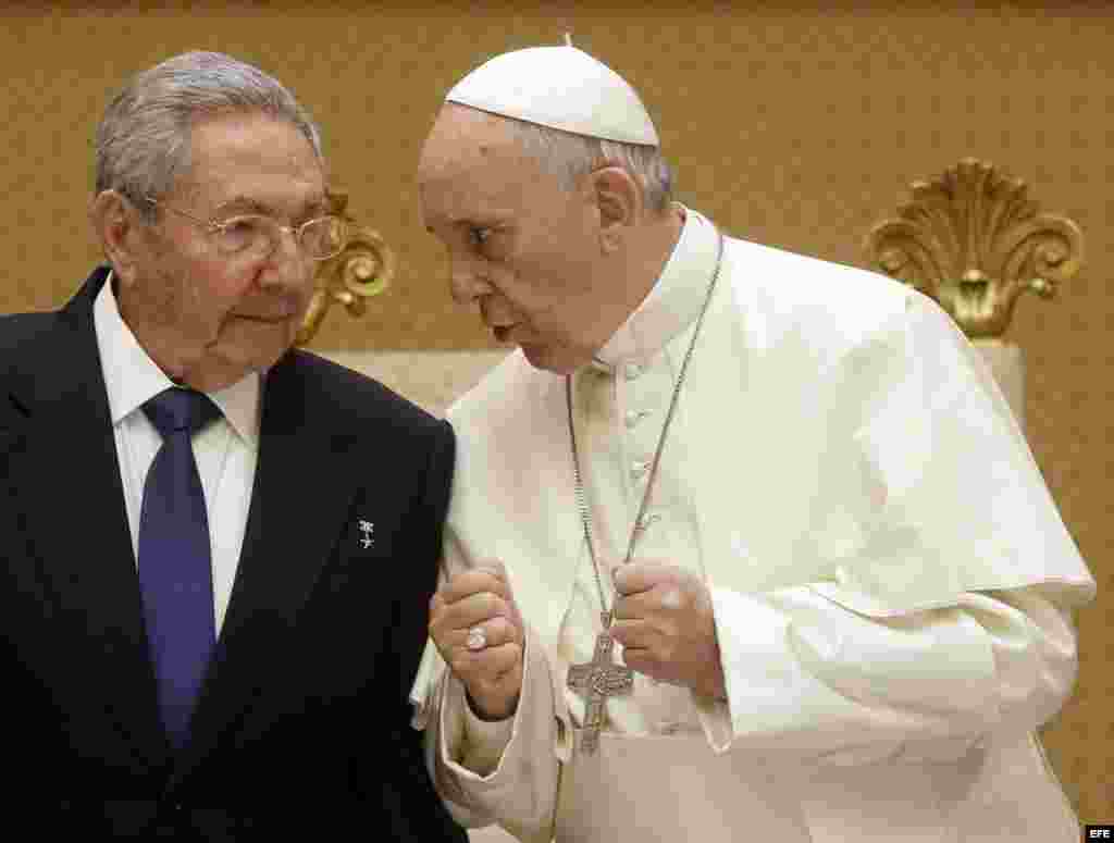 Encuentro del papa Francisco con el gobernante cubano Raúl Castro.