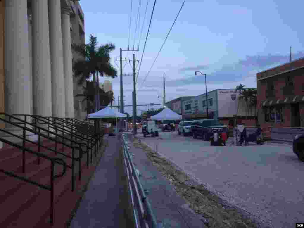 El teatro Manuel Artime de Miami a la espera del Presidente Donald Trump. Foto Alvaro Alba