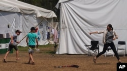 Refugiados jugando en México en mayo de 2022. (AP Foto/Marco Ugarte).